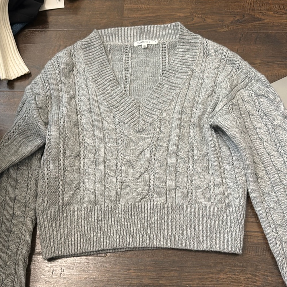 Gray V-neck long sleeve Sweater